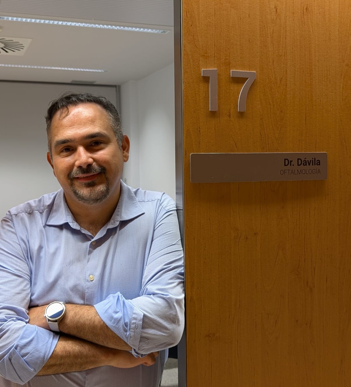 Dr. Alejandro Dávila - Oftalmólogo